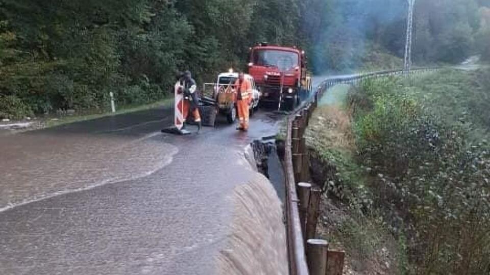 CESTA MEDZI GELNICOU A PRAKOVCAMI JE PREJAZDNÁ LEN V JEDNOM JAZDNOM PRUHU