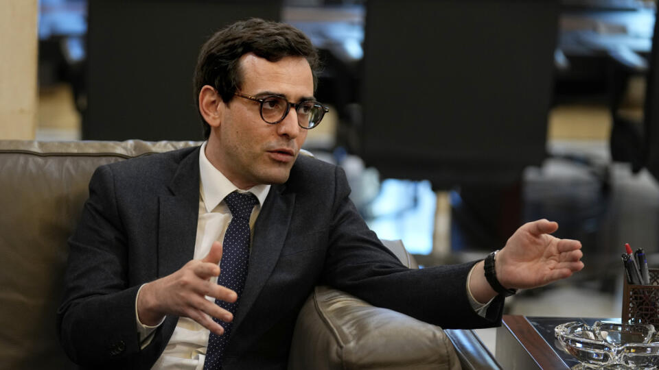 KK51 Bejrút - Francúzsky minister zahraničných vecí Stéphane Séjourné gestikuluje počas stretnutia s libanonským premiérom Nadžíbom Míkátím v Bejrúte 6. februára 2024. FOTO TASR/AP
French Foreign Minister Stephane Sejourne, gestures during his meeting with Lebanese caretaker Prime Minister Najib Mikati in Beirut, Lebanon, Tuesday, Feb. 6, 2024. Sejourne arrived in Beirut earlier in the day on an official visit to discuss the situation in the Middle East and tensions along the Lebanon-Israel bor