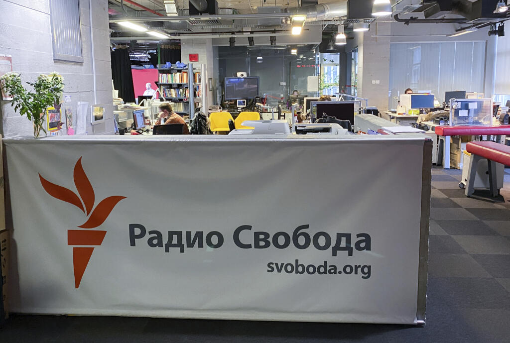 WA 51 archív Moskva - Na archívnej snímke z 27. januára 2021 novinári pracujú v priestoroch rozhlasovej stanice Slobodná Európa (RFE/RL) v Moskve.  Rozhlasová stanica Slobodná Európa (RFE/RL) podala v stredu 19. mája 2021 žalobu voči ruskej vláde na Európskom súde pre ľudské práva (ESĽP) so sídlom v Štrasburgu. Dôvodom sú tvrdenia ruských úradov o tom, že táto stanica viackrát porušila zákon o tzv. zahraničných agentoch, za čo by mala zaplatiť pokuty vo výške viac než dva milióny dolárov. FOTO T