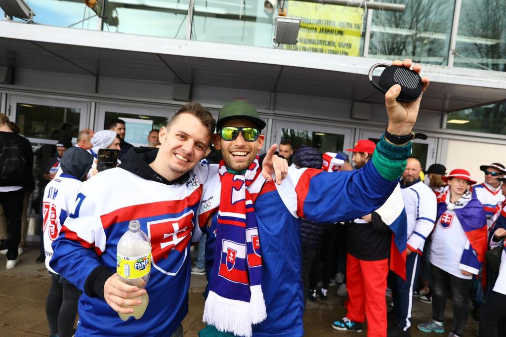 Slovenskí fanúšikovia to roztočili už pred Helsinki Ice Hall.