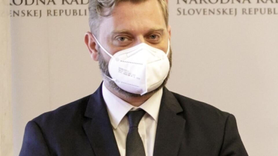 Na snímke zľava predseda Výboru NR SR pre obranu a bezpečnosť Juraj Krúpa, minister obrany SR Jaroslav Naď a minister zahraničných vecí a európskych záležitostí SR Ivan Korčok počas tlačovej konferencie po mimoriadnej schôdzi Výboru Národnej rady SR pre obranu a bezpečnosť v Bratislave 12. apríla 2021. FOTO TASR – Dano Veselský