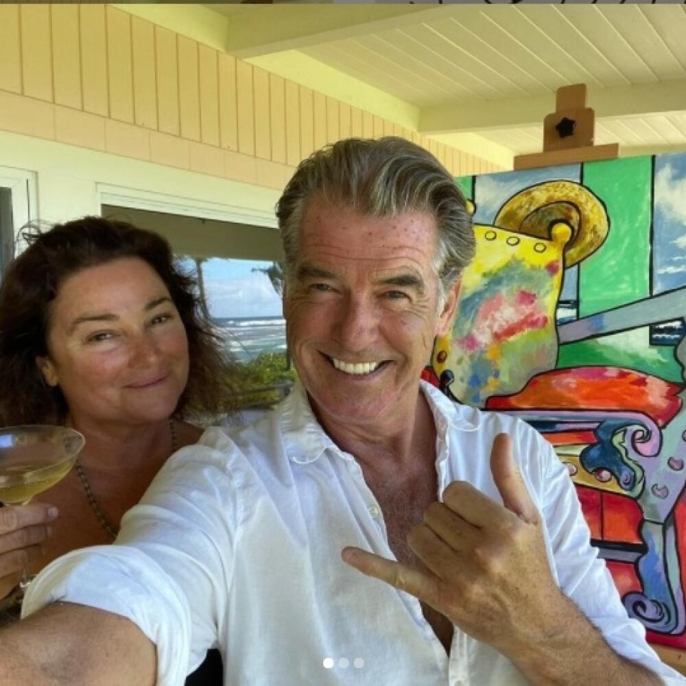 Herec Pierce Brosnan sa s rodinou natrvalo odsťahoval na Havaj, kde si užíva dôchodok s manželkou Kelly. Pierce hráva golf, oddychuje na pláži a maľuje.