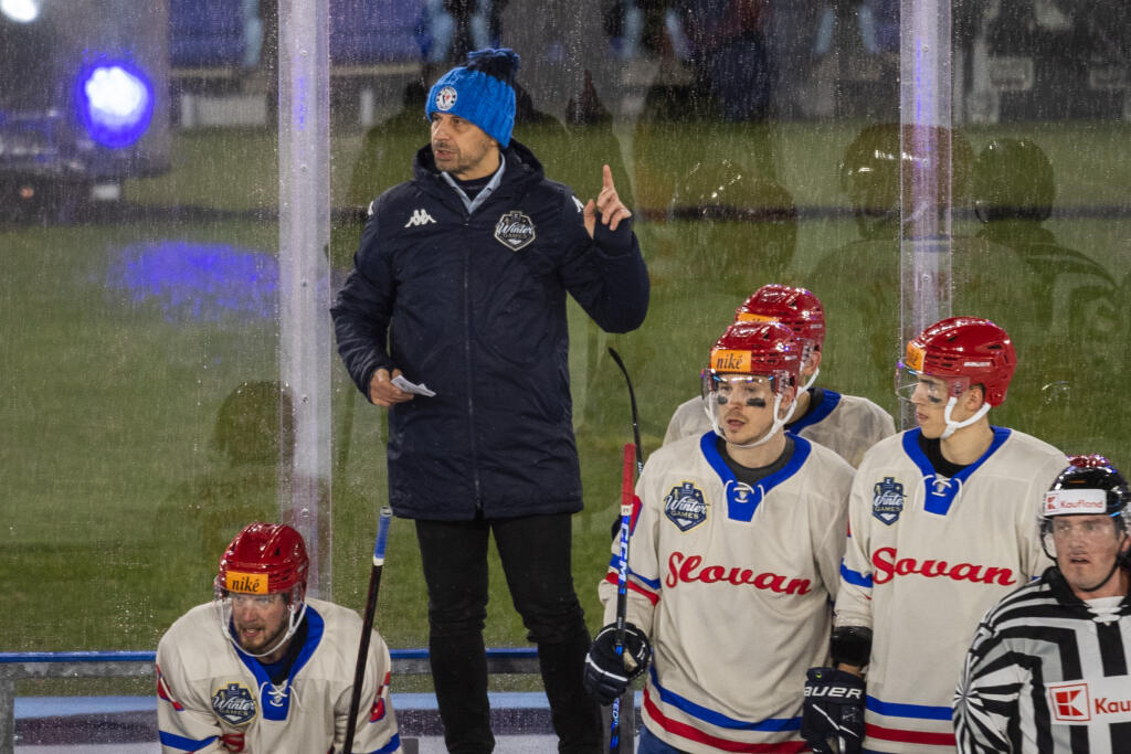 Na snímke tréner ŠK Slovan Ján Pardavý gestikuluje počas zápasu 24. kola Tipos extraligy HC Slovan Bratislava - HC Košice pod holým nebom na ploche Národného futbalového štadióna v rámci podujatia Kaufland Winter Games v Bratislave v nedeľu 15. januára 2023.