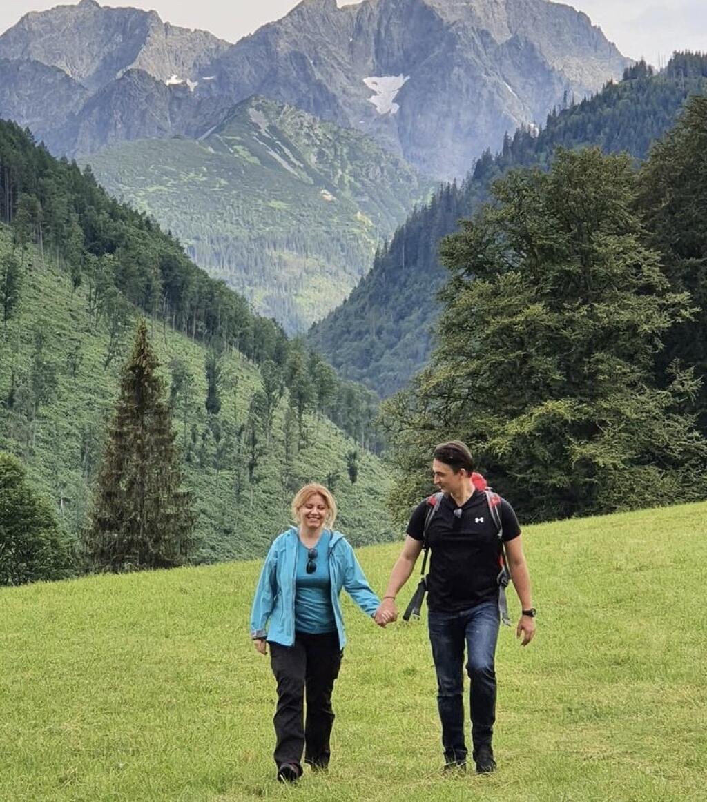 Zuzana Čaputová randí s Jurajom Rizmanom, ktorý má syna Juraja. Prezidentka má psa Leona.