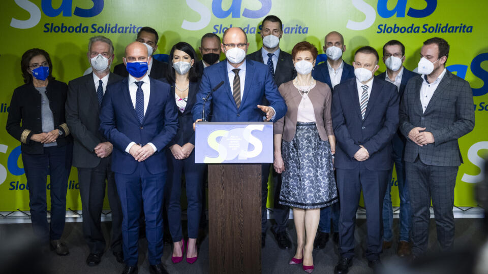 Na snímke uprostred predseda SaS, podpredseda vlády SR a minister hospodárstva SR Richard Sulík počas tlačovej konferencie, na ktorej informoval o tom, že podal demisiu v Bratislave 22. marca 2021. Tretí zľava minister školstva, vedy, výskumu a športu SR Branislav Gröhling a piata zľava členka republikovej rady SaS a predsedníčka Výboru NR SR pre zdravotníctvo Jana Bittó-Cigániková. FOTO TASR - Jaroslav Novák