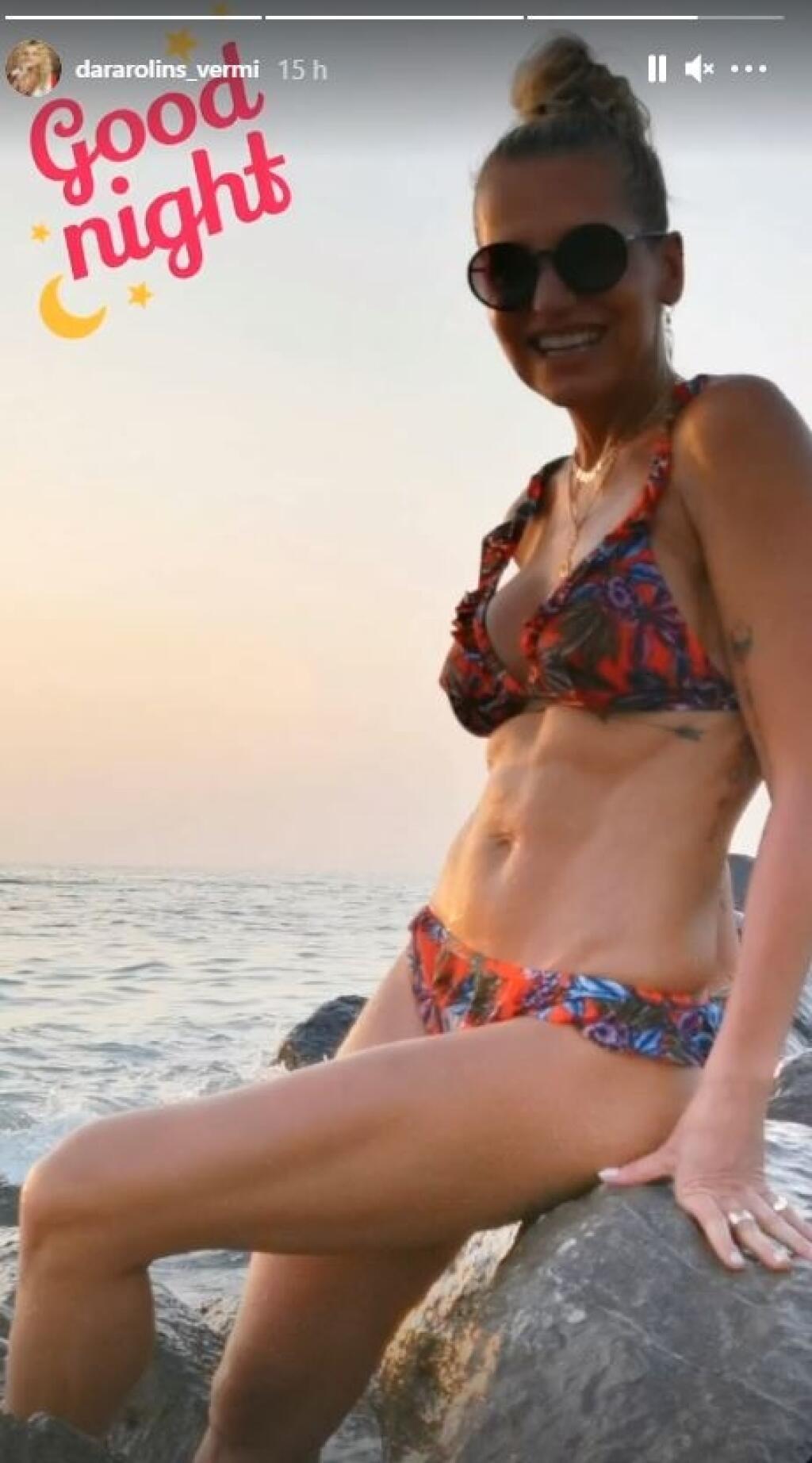 Dara Rolins. Speváčka si plnými dúškami užívala slnečný Dubaj. A hoci má dva roky do 50-ky, telo má ako bohyňa, ktoré by jej mohli závidieť mnohé mladšie ročníky. ,,Šťastie je o pocite. O láske, o slobode, schopnosti usmiať sa, objať, odpustiť, nesúdiť, chápať, dať. Milovať život a užívať si ho, tak presne na tom pracujem aj ja, každý boží deň,” napísala k tejto fotke.