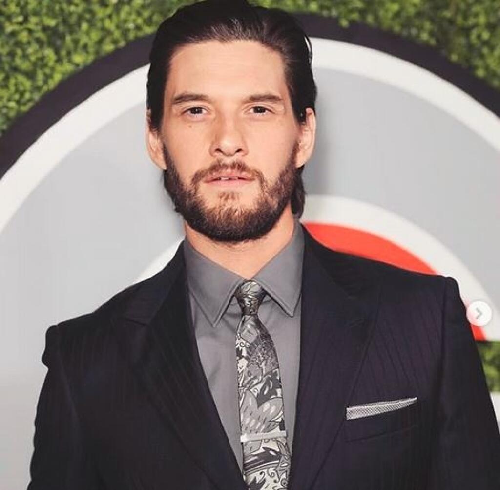 Herec Ben Barnes má uhrančivé tmavé oči.