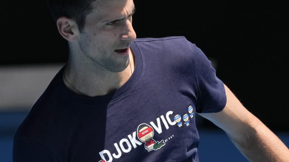 JB 12 Melbourne - Deväťnásobný šampión Australian Open, srbský tenista Novak Djokovič počas tréningu na kurte v austrálskom Melbourne 12. januára 2022. FOTO TASR/AP
Defending men's champion Serbia's Novak Djokovic practices on Rod Laver Arena ahead of the Australian Open tennis championship in Melbourne, Australia, Wednesday, Jan. 12, 2022. AP Photo/Mark Baker)