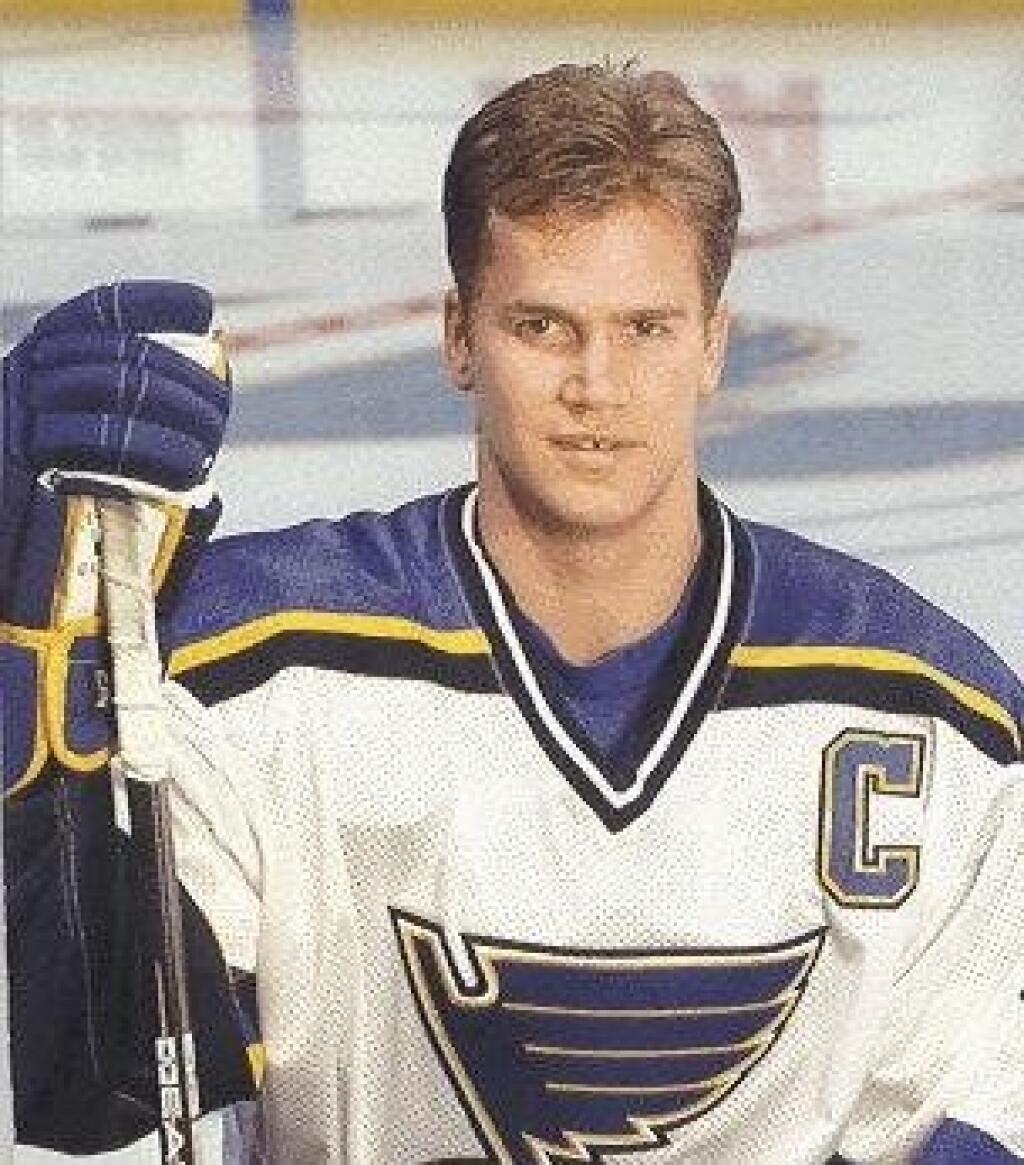 Pred domácim zápasom NHL s Nashvillom Predators vyvesili pod strop Enterprise Center jeho dres s číslom 44.