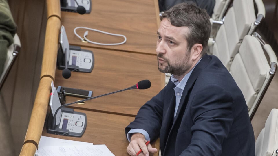 Na snímke opozičný poslanec NR SR Ľuboš Blaha (SMER-SD) na mimoriadnej schôdzi parlamentu, na ktorej premiér Igor Matovič čelí po prvý raz od nástupu do funkcie odvolávaniu vo štvrtok 23. júla 2020 v Bratislave. Návrh vyslovenie nedôvery predložili opoziční poslanci Juraj Blanár (Smer-SD, dole vpravo) a Richard Raši (nezaradený) po medializácii podozrení, že Matovičova diplomová práca je plagiát. FOTO TASR - Martin Baumann