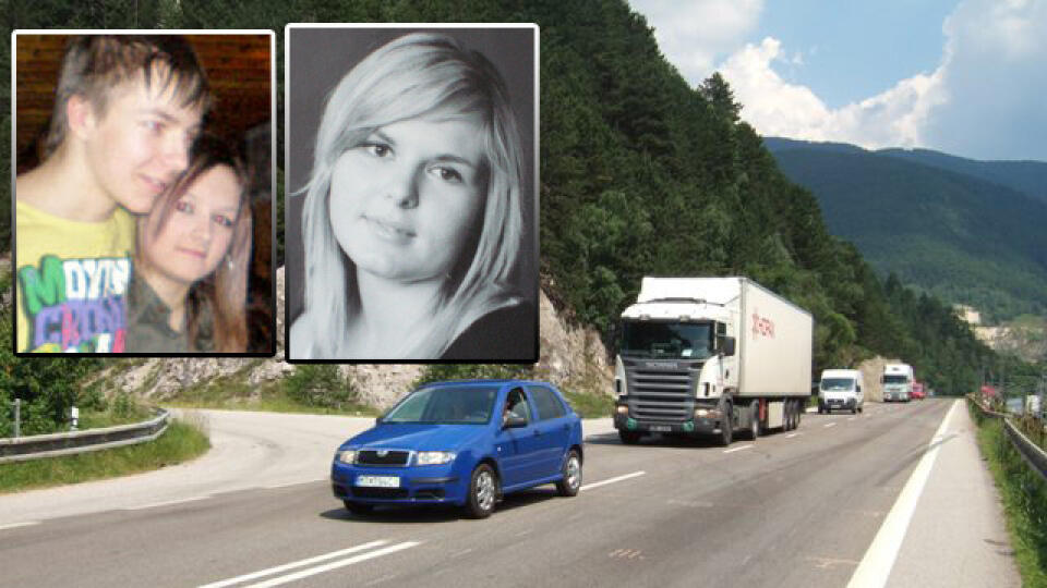 OSUDNÁ
ODBOČKA:
Tu chceli
Švrlovci
z hlavnej
cesty odbočiť
vľavo do
Šútova. Na malých snímkach Matúš († 14) Júlia († 18)
Vodiči tu pri
odbáčaní
musia stáť
v strede
cesty.