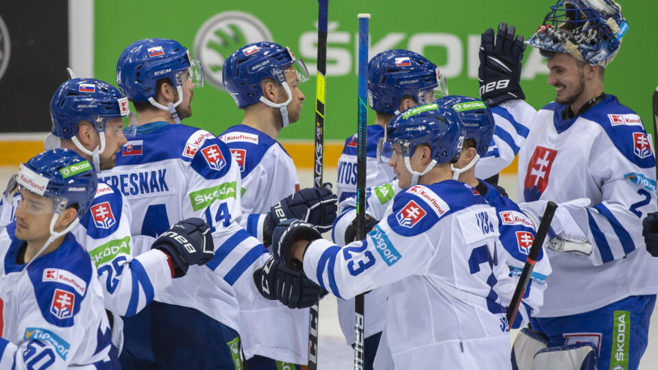 Na snímke slovenskí hokejisti sa tešia z výhry 3:1 v prípravnom zápase Nemecko - Slovensko v Drážďanoch v piatok 29. apríla 2022. Slovenskí hokejisti odohrajú v piatok a sobotu dva prípravné duely s domácim Nemeckom v rámci prípravy pred májovým svetovým šampionátom vo Fínsku. FOTO TASR - Martin Baumann