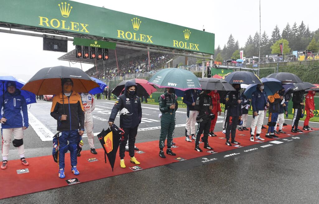 WA 38 Spa - Pretekári pózujú pred štartom Veľkej ceny Belgicka automobilov F1 na okruhu Spa-Francorchamps v nedeľu 29. augusta 2021. FOTO TASR/AP
Drivers pose prior to the start of the Formula One Grand Prix at the Spa-Francorchamps racetrack in Spa, Belgium, Sunday, Aug. 29, 2021. (John Thys, Pool Photo via AP)