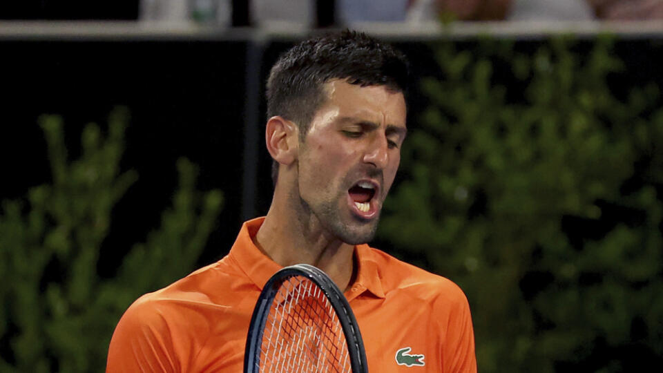 EBE 43 Aselaide - Na snímke srbský tenista Novak Djokovič si v semifinále dvojhry na turnaji ATP v austrálskom Adelaide poradil s trojkou podujatia Rusom Daniilom Medvedevom 6:3, 6:4 v sobotu 7. januára 2023. FOTO TASR/AP
Serbia's Novak Djokovic reacts to losing a point to Russia's Daniil Medvedev during their semi final match at the Adelaide International Tennis tournament in Adelaide, Australia, Saturday, Jan. 7, 2023. (AP Photo/Kelly Barnes)