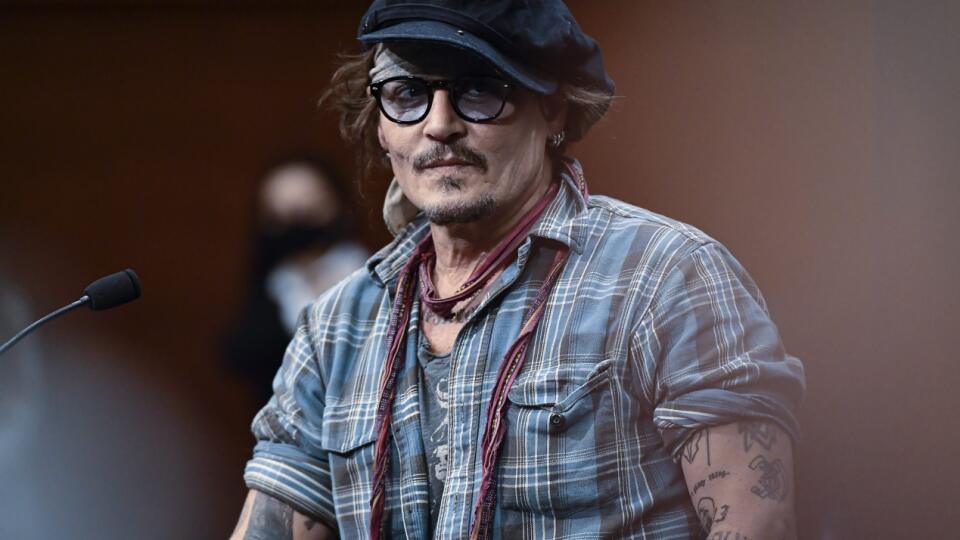 EBE 27 San Sebastián - Na snímke americký herec Johnny Depp pózuje počas fototermínu na 69. ročníku filmového festivalu v San Sebastiáne v severnom Španielsku v stredu 22. septembra 2021. Johnny Depp si prevezme Cenu Donostie za prínos v kinematografii. FOTO TASR/AP
US actor Johny Deep after a photocall at the 69th San Sebastian Film Festival, in San Sebastian, northern Spain, Wednesday, Sept. 22, 2021. Johny Depp will be receiving on the night Donostia Award for his contribution to the cinema.