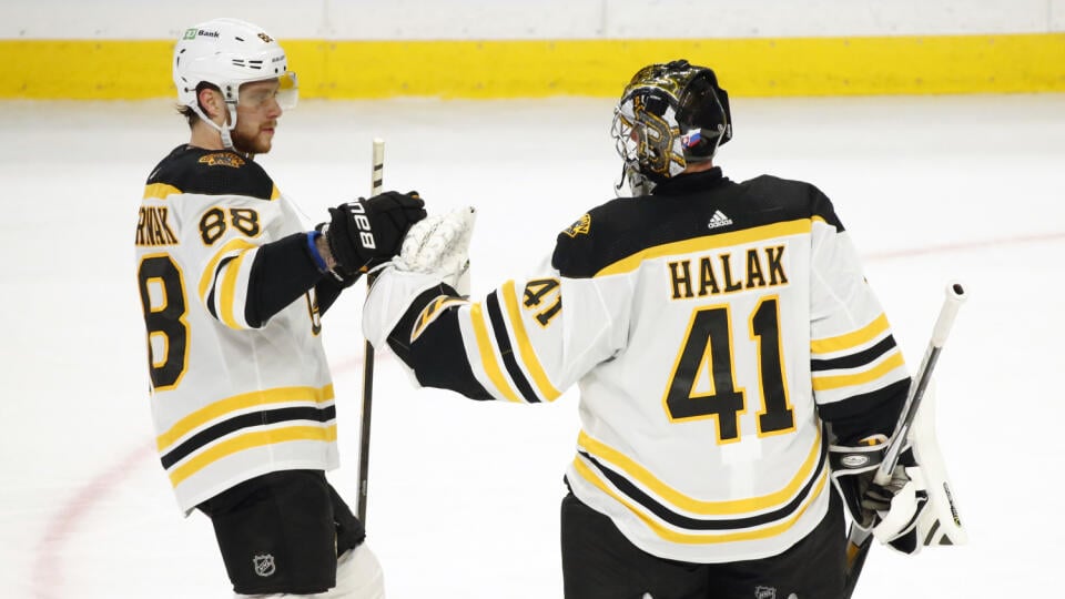 EBE 14 Buffalo - Na snímke vpravo slovenský brankár Bostonu Jaroslav Halák a český útočník David Pastrňák oslavujú víťazstvo v zápase hokejovej zámorskej NHL Buffalo Sabres - Boston Bruins (1:4) v noci na 19. marca 2021.Slovenský brankár si pripísal 23 úspešných zákrokov, prekonal ho iba Kyle Okposo, ktorý v 22. minúte v oslabení vyrovnal na priebežných 1:1. FOTO TASR/AP

Boston Bruins forward David Pastrnak (88) and goalie Jaroslav Halak (41) celebrate a 4-1 victory over the Buffalo Sabres foll