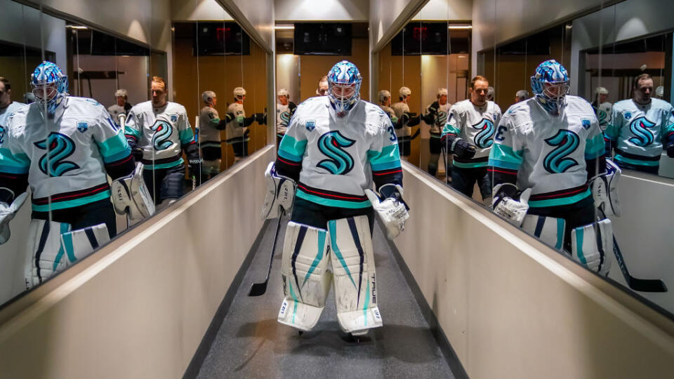 Prvý zápas Seattlu v NHL odchytal nemecký brankár Philipp Grubauer.