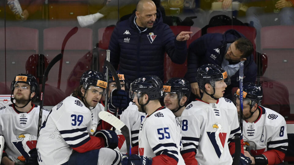 Na snímke uprostred tréner HC Slovan Bratislava Andrej Podkonický hovorí k hráčom v zápase 42. kola Tipos extraligy HK Dukla Trenčín - HC Slovan Bratislava, 26. februára 2023 v Trenčíne. FOTO TASR - Radovan Stoklasa