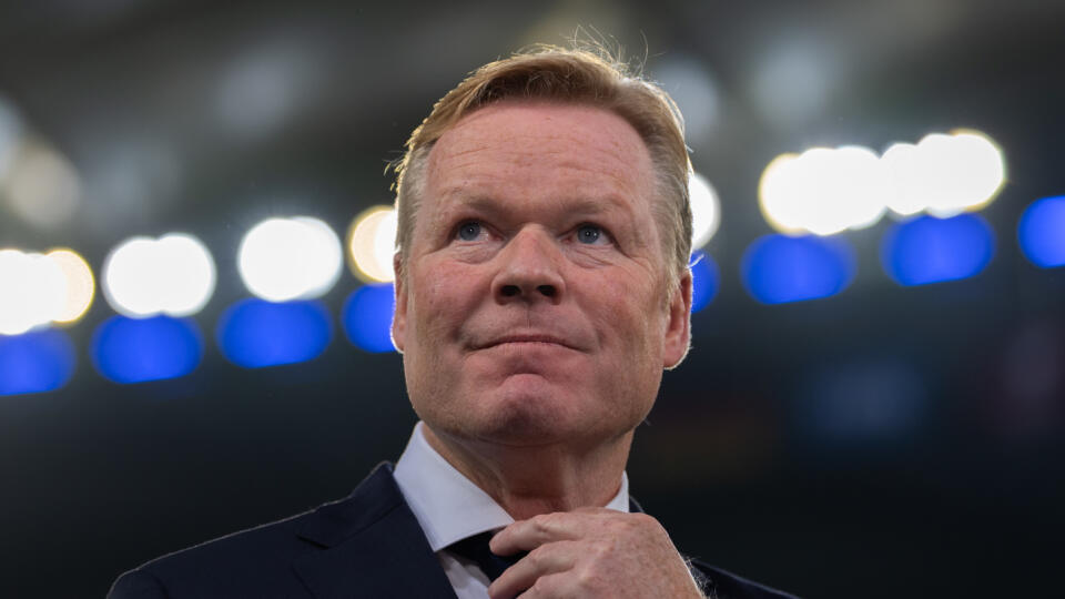 KK5 Hamburg - Na archívnej snímke z 6. septembra 2019 holandský tréner holandskej reprezentácie Ronald Koeman počas kvalifikácie na majstrovstvá Európy vo futbale Nemecko - Holandsko v Hamburgu. Holanďan Ronald Koeman bude nový tréner futbalistov FC Barcelona. V utorok večer 18. augusta 2020 o tom informoval prezident španielskeho klubu Josep Maria Bartomeu. Vo funkcii nahradí Quiqueho Setiena, ktorého prepustili v pondelok po nevydarenej sezóne bez zisku trofeje tri dni po zahanbujúcej prehre 2