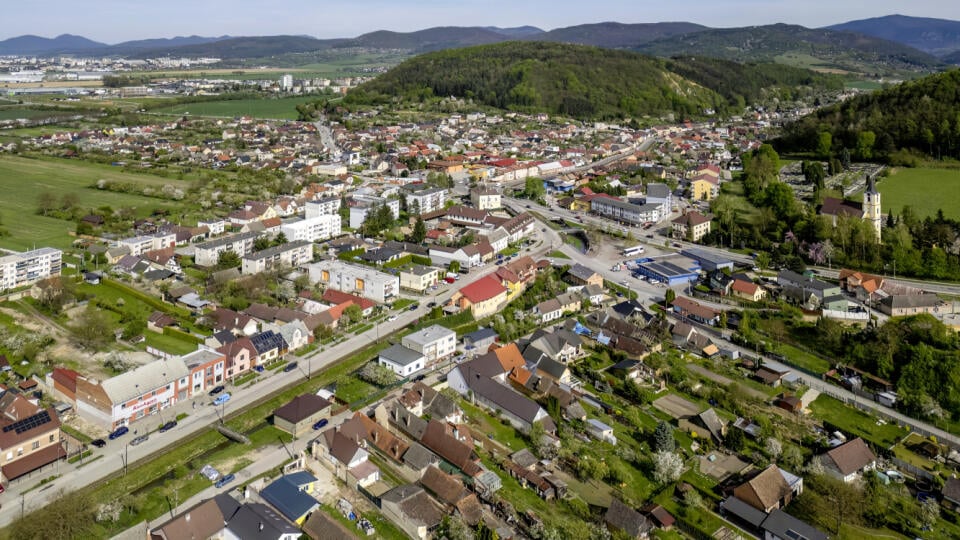 Z jednej strany obce rastú lesy strážovského pohoria, druhú stranu chotára lemuje rieka Váh.