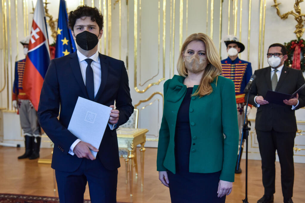 Na snímke vpravo prezidentka SR Zuzana Čaputová a vľavo hosťujúci sudca pre obvod Krajského súdu v Trenčíne Peter Vojsovič počas vymenovania sudcov do všeobecných súdov bez časového obmedzenia 7. decembra 2021 v Bratislave. FOTO TASR - Pavol Zachar