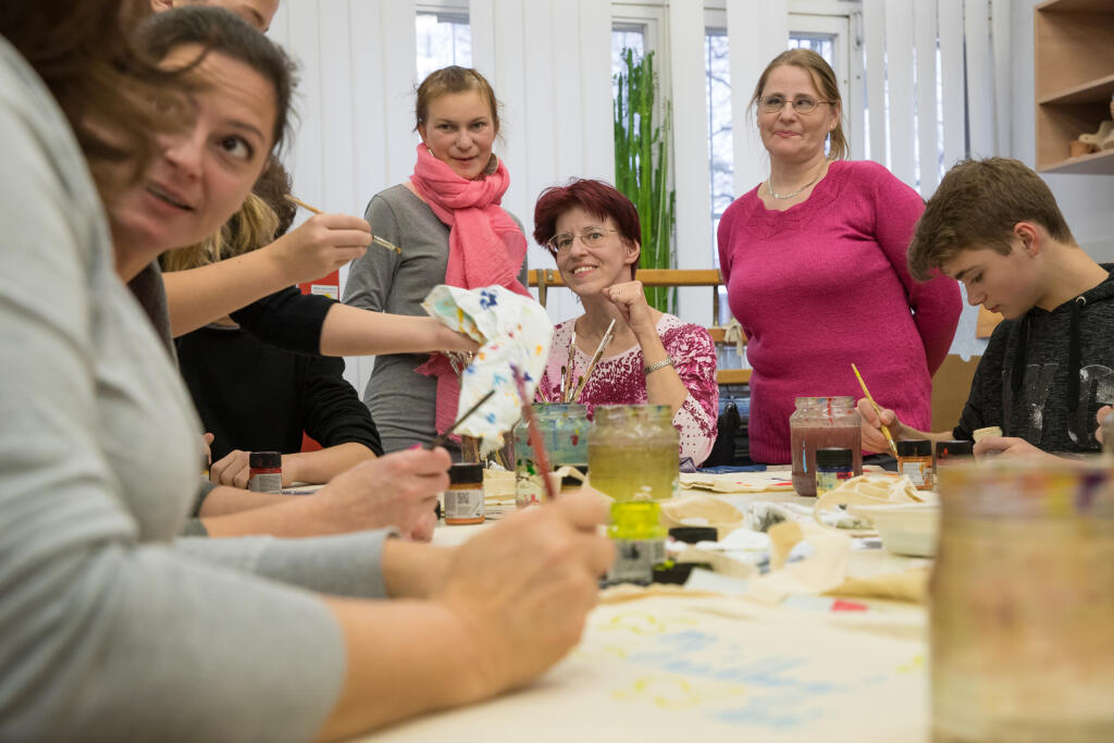 Herci televízneho seriálu Našinavštívili klientov chránenej dielne v bratislavskej Trnávke, kde sa zapojili do výroby ručne maľovaných tašiek, ktorých predajom podporia fungovanie zariadenia. Na snímke vľavo je Lujza Garajová Schrameková (Lujza Rodinová) a vpravo je herec Max Bolf (Samko Rodina).