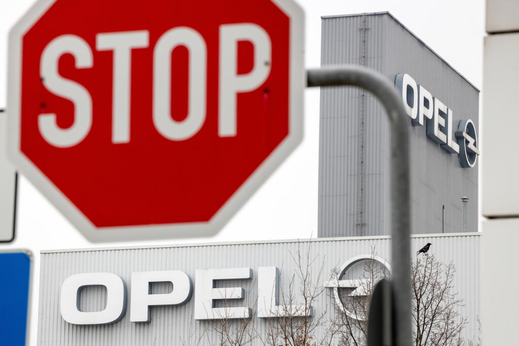 KK60 Eisenach - Na archívnej snímke zo 17. marca 2020 dopravná značka STOP pred bránami závodu spoločnosti Opel v Eisenachu. Opel zatvorí jeden zo svojich nemeckých závodov až do začiatku budúceho roka. Dôvodom je globálny nedostatok čipov, ktorý brzdí produkciu, uviedol hovorca nemeckej automobilky. FOTO TASR/DPA
ARCHIV - 17.03.2020, Thüringen, Eisenach: Ein Stoppschild steht vor den Toren des Opel Werkes. Der Autobauer Opel schließt sein Werk in Eisenach wegen Lieferengpässen bei wichtigen Bau