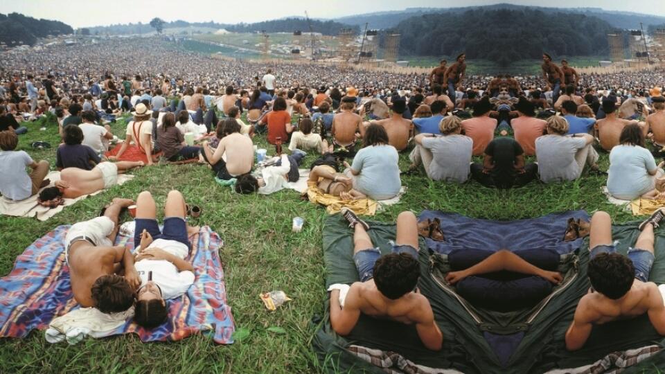 Pôvodne sa myslelo, že na Woodstock príde dvestotisíc ľudí.
Nakoniec ich bolo milión a okrem hudby sa zvrhol na najväčší
protest proti vojne vo Vietname a tiež na sexuálne orgie.