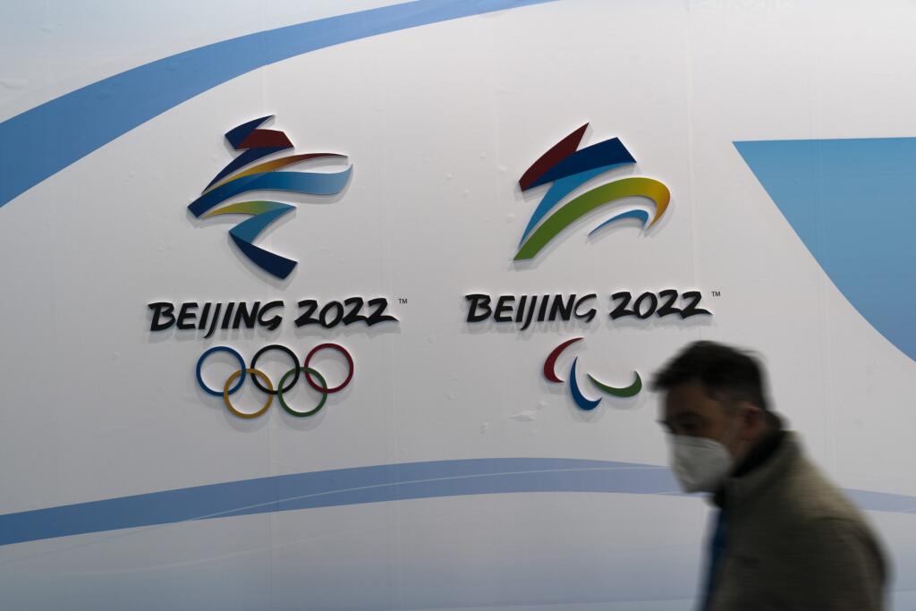 JB 12 Peking - Muž s respirátorom KN95 kráča okolo olympijského loga pred začiatkom tohtoročných zimných olympijských hier a zimných paralympijských hier v Pekingu 26. januára 2022. Zimné olympijské hry sa uskutočnia od 4. do 20. februára. ZOH 2022 bude hostiť Peking. FOTO TASR/AP