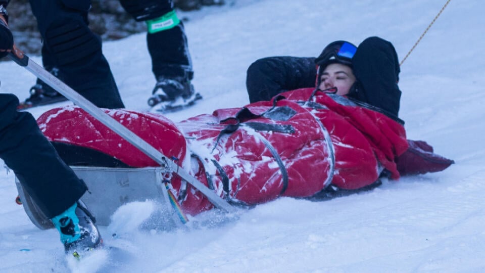 Prvé kolo obrovského slalomu žien SP v alpskom lyžovaní 2023/24 v Jasnej. Na snímke Petru Vlhovú zvážajú na saniach po páde. 