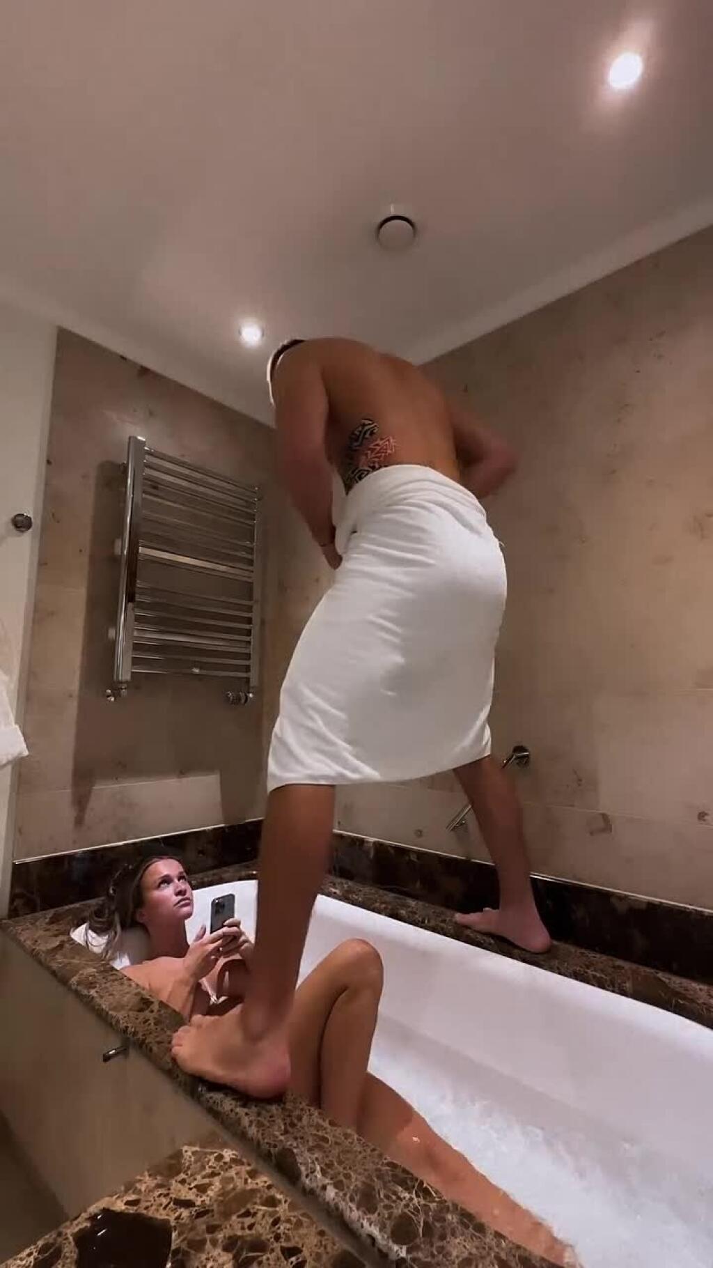 FOTO Kozák musí ľutovať, že nešiel s Nelou! Štyri holé prsia i Miss mokré tričko v exotike