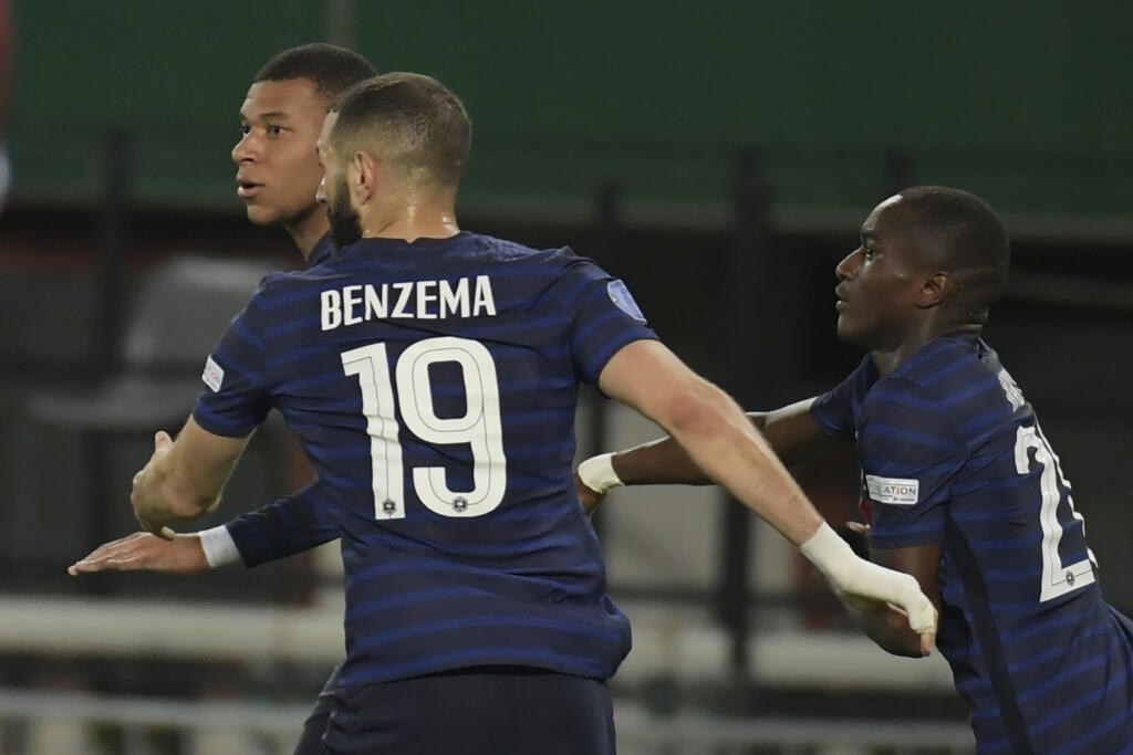 Francúzsky futbalista Kylian Mbappe (vľavo) sa teší z gólu so spoluhráčmi Karimom Benzemom (uprostred) a Moussom Diabym vo futbalovom zápase 1. skupiny A-divízie Ligy národov Rakúsko - Francúzsko vo Viedni 10. júna 2022. FOTO TASR/AP