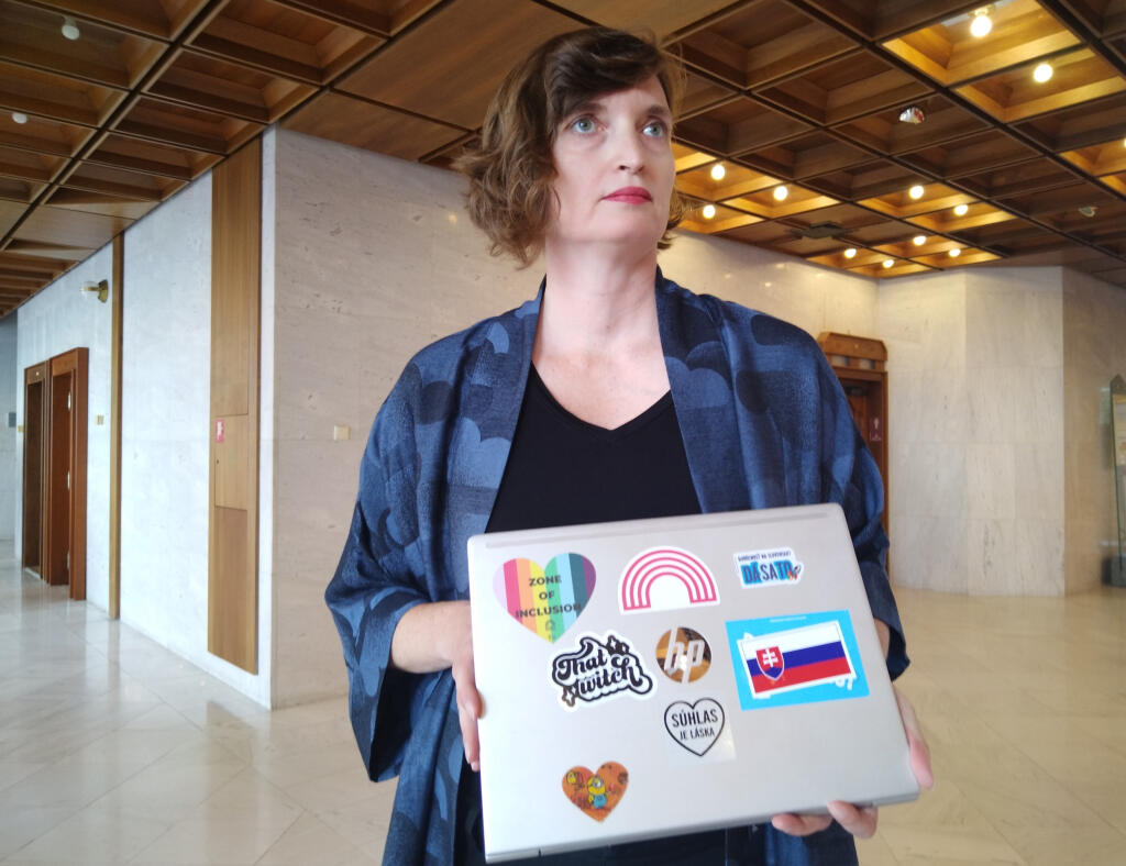 Na snímke opozičná poslankyňa Národnej rady (NR) SR z Progresívneho Slovenska (PS) Lucia Plaváková ukazuje počítač s nálepkami, za ktoré ju podpredseda parlamentu Andrej Danko (SNS) vykázať z rokovacej sály počas zasadnutia parlamentu v Bratislave v stredu 25. septembra 2024. FOTO TASR - Martina Kriková 