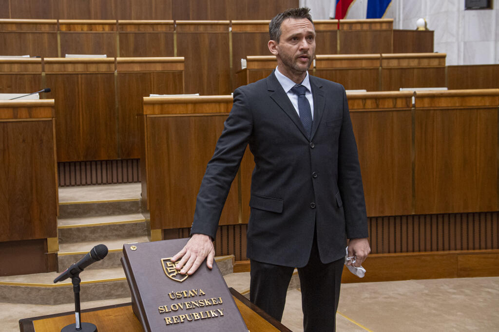 Krošlák sa prakticky celý život venoval tenisu, no po voľbách zasadol do parlamentnej lavice.