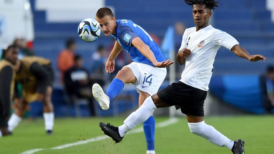 Slovensko na úvod šampionátu do 20 rokov zdolalo exotického súpera z Fidži 4:0. Jeden gól strelil aj Máté Szolgai.