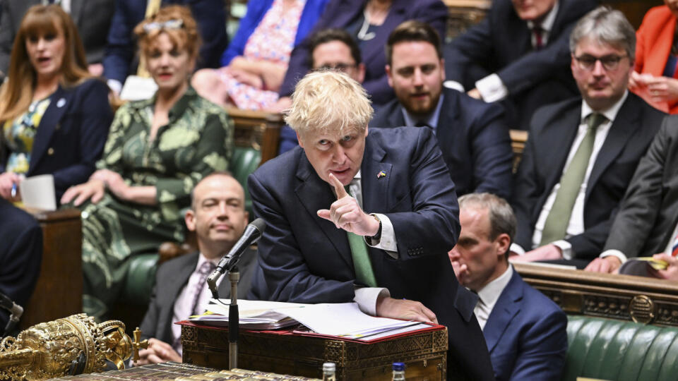 PK 22 Londýn - Na snímke uprostred britský premiér Boris Johnson reční počas pravidelnej hodiny otázok v parlamente v Londýne 8. júna 2022. FOTO TASR/AP
In this photo issued by UK Parliament, Britain's Prime Minister Boris Johnson speaks during Prime Minister's Questions in the House of Commons in London, Wednesday, June 8, 2022. (Jessica Taylor/UK Parliament via AP)