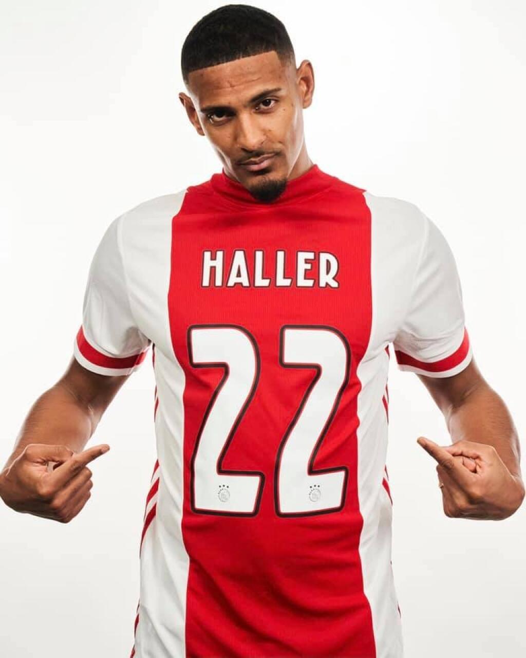 Holandský futbalový šampión Ajax Amsterdam nemôže v Lige majstrov nastúpiť v dresoch, ktoré odkazujú na jamajského speváka Boba Marleyho.