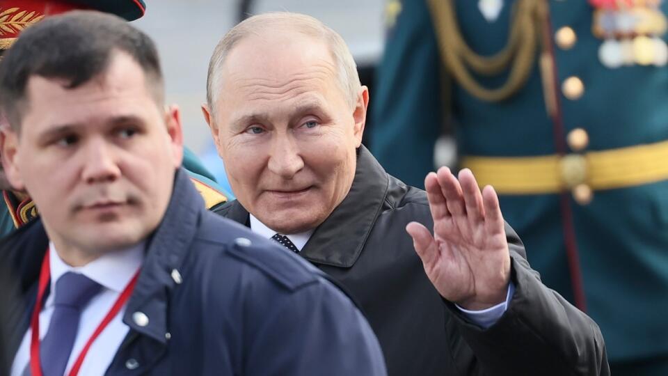 Ruský prezident Vladimir Putin počas vojenskej prehliadky v Moskve 9. mája 2022.