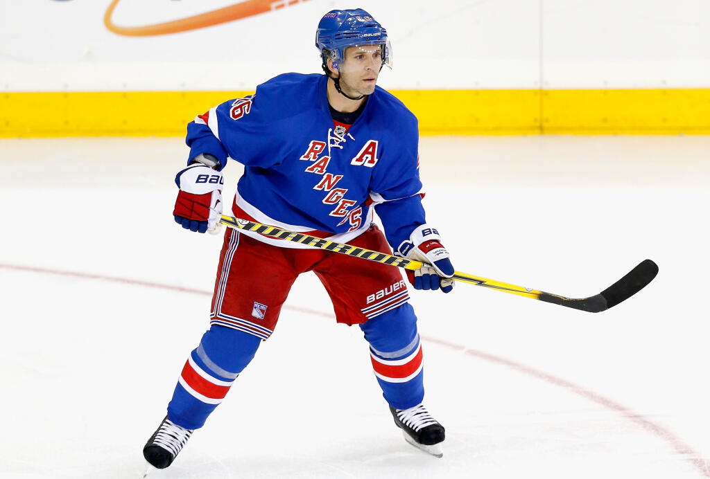 Hlavný tréner Montrealu Canadiens Martin St. Louis odohral v NHL dokopy 1241 zápasov, v ktorých nazbieral 1123 bodov za 433 gólov a 690 asistencií. Počas kariéry obliekal v zámorskej profilige postupne dresy Calgary Flames, Tampy Bay Ligntning a New Yorku Rangers, pričom v sezóne 2003/04 získal s Tampou Stanley Cup. Zaujímavosťou je, že nikdy nebol draftovaný.