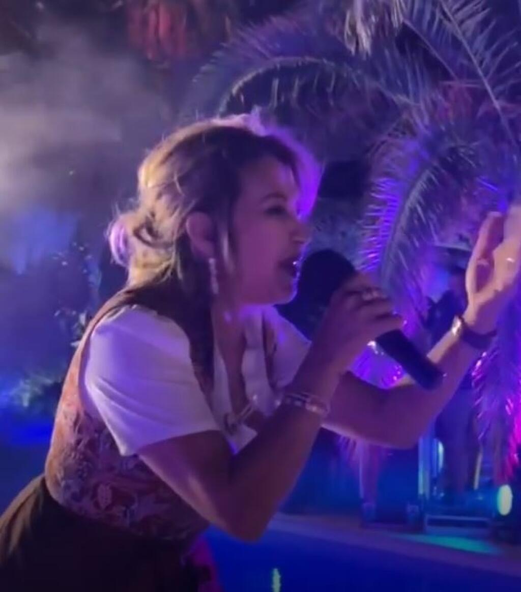 Aby potešila svojich fanúšikov, odhodlala sa dokonca vystúpiť na pódium a počas párty veselému davu aj zaspievala. Tomu, že je Carmen aj speváčkou by sa však po jej výkone dalo sotva veriť. Milionárka na pódiu akosi nevládala s dychom a jej spev znel akosi falošne ako na zlej karaoke párty.