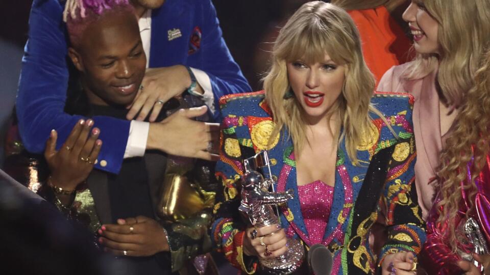 Taylor Swifto po prevzatí ceny za videoklip roka "You Need to Calm Down" na udeľovaní cien MTV Video Music Awards 2019 v Newarku 26. augusta 2019.