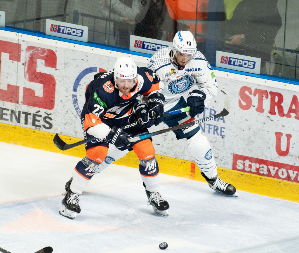 Na snímke zľava Miroslav Macejko (Michalovce) a Filip Krivošík (Nitra) v zápase 5. kola hokejovej Tipos extraligy medzi HK Nitra - HK Dukla Ingema Michalovce 30. septembra 2022 v Nitre. FOTO TASR - Henrich Mišovič