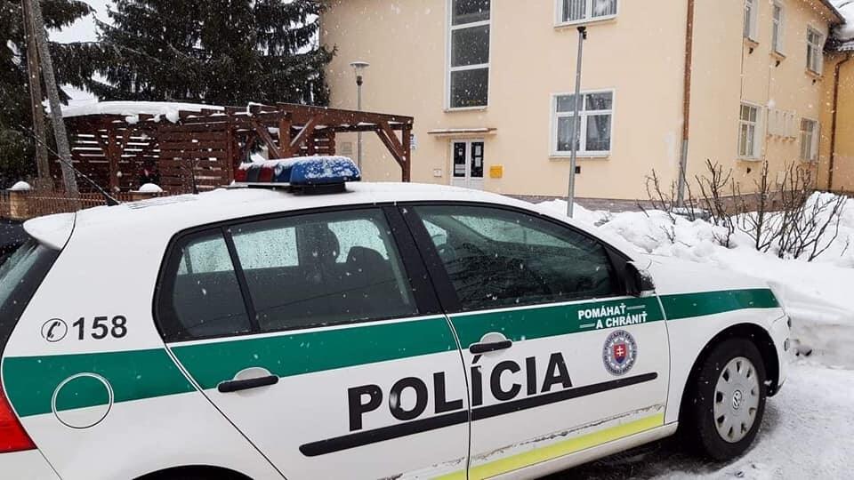 V tejto chvíli sú policajti na obecnom úrade vo Vyšnom Mirošove. 