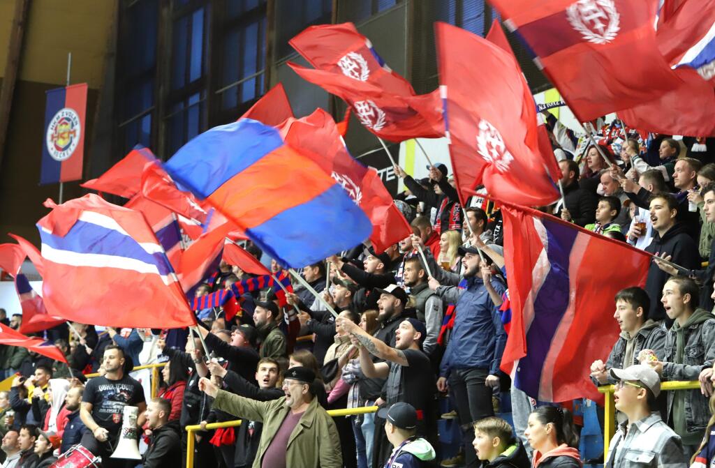 Na snímke fanúšikovia Zvolena počas 5. kola hokejovej Tipos extraligy HKM Zvolen - HC Košice 30. septembra 2022 vo Zvolene. FOTO TASR - Ján Krošlák