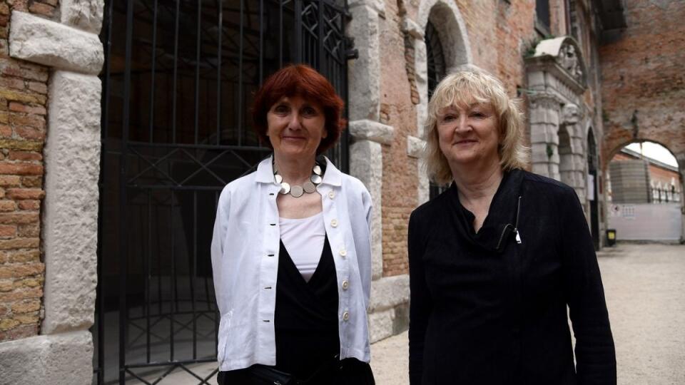 Yvonne Farrellová, Shelley McNamarová