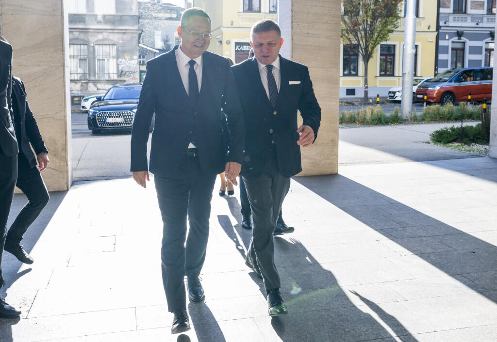 Na snímke sprava predseda vlády SR Robert Fico a minister financií SR Ladislav Kamenický (obaja Smer-SD) počas spoločného stretnutia na pôde rezortu financií 6. novembra 2023 v Bratislave. FOTO TASR - Martin Baumann










