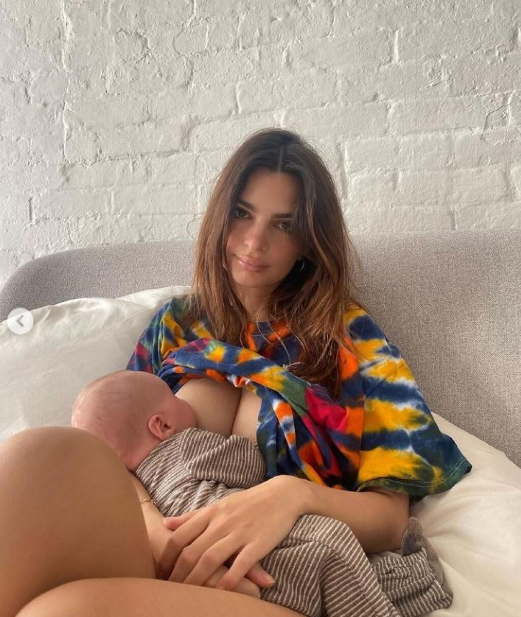 Americkej modelke Emily Ratajkowski sa narodilo dieťa minulý rok.