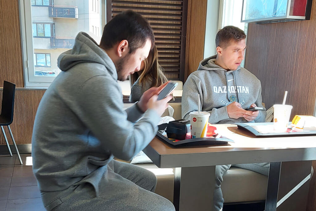 Zdravá strava ich zrejme príliš netrápi. Kazašských hokejistov sme deň pred zápasom so Slovenskom nachytali v známom fastfoode McDonald's. Namiesto zdravej a diétnej stravy si dopriali hamburgery, colu a hranolčeky.