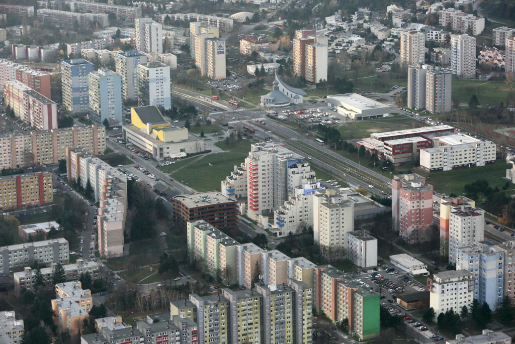 Na snímke letecké zábery lokalita Bratislava, téma, cestná infraštruktúra a zápchy na diaľnici D1. Extra fotky Bratislava Staré mesto