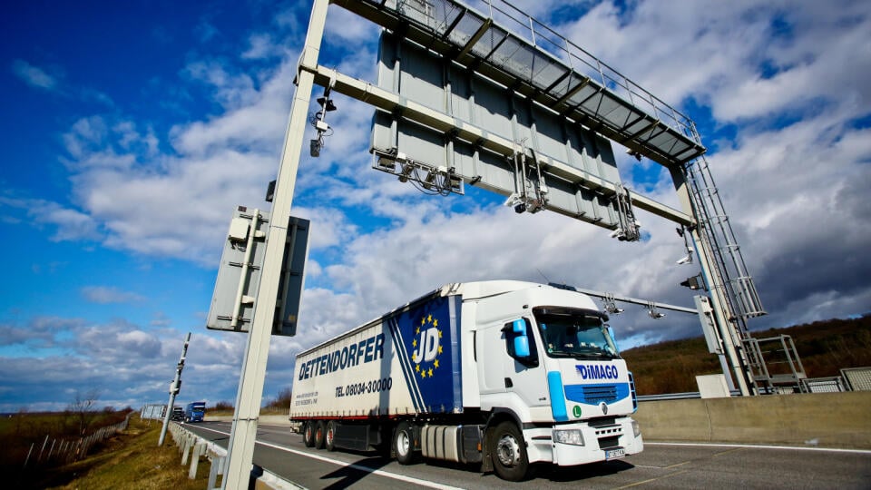 Na snimke system elektronickych dialnicnych znamok pre osobne motorove vozidla na slovenskych dialniciach.